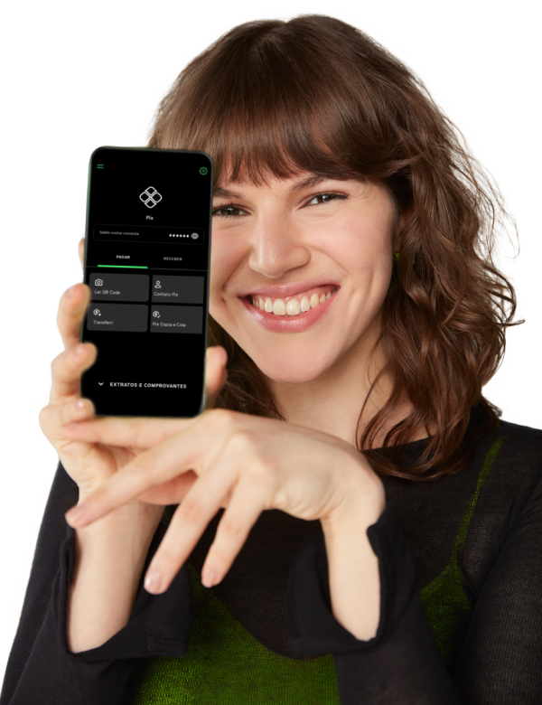 Uma mulher jovem de cabelos castanhos e sorriso grande segura um smartphone com a tela voltada para a frente. Nela, vemos a tela do aplicativo next em que podemos fazer transferências Pix e cadastrar ou gerenciar nossas chaves.